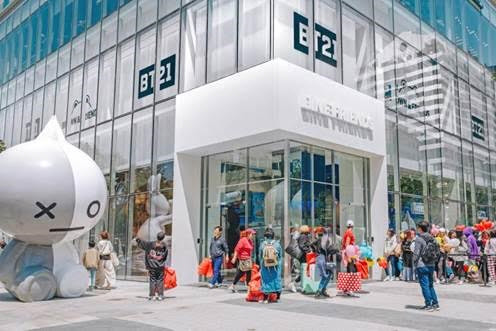 지난 4월 28일 서울 동교동 홍대 인근에 문을 연 '라인프렌즈 L7 홍대 플래그십 스토어'<라인프렌즈 제공>